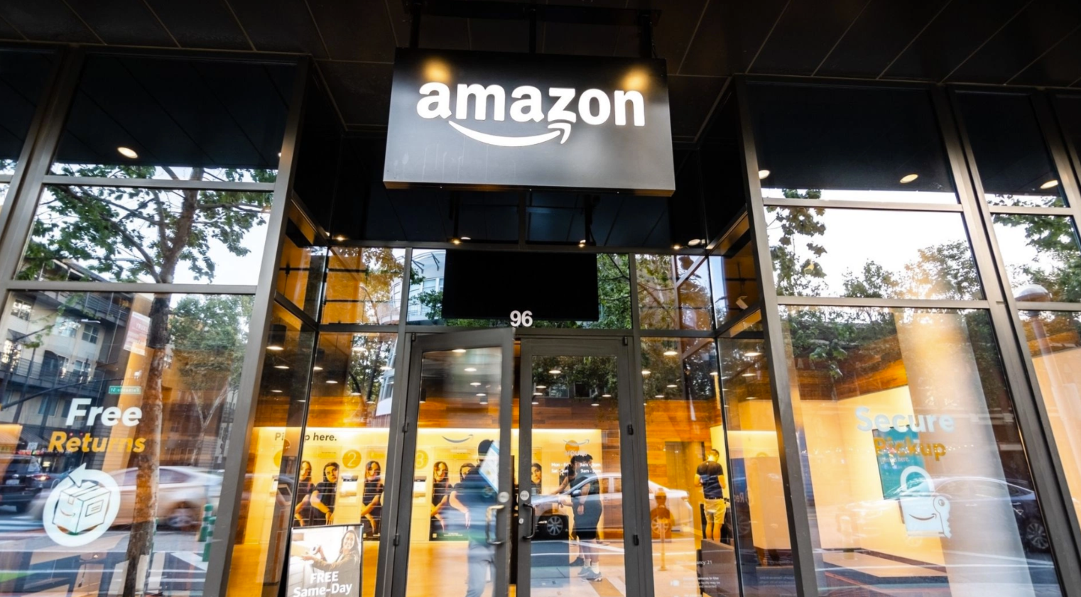 Amazon sa thải 14.000 người vì 'AI giúp chuyển đổi nhanh chóng'